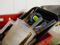 2 bakken met keukenmateriaal - afbeelding 4 van  5