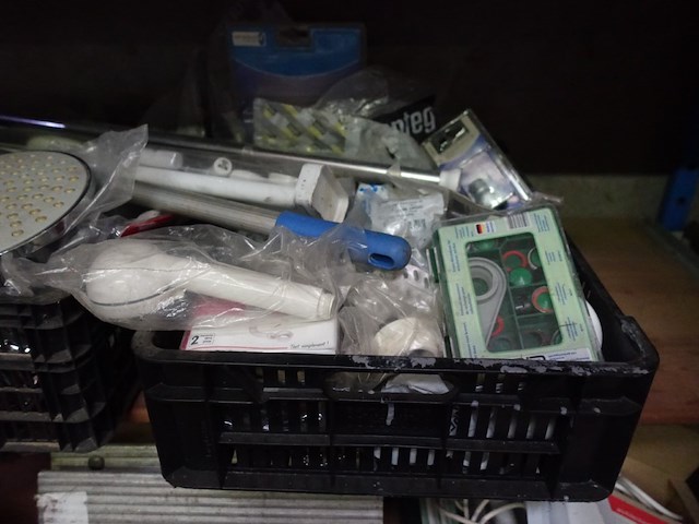 2 bakken sanitair materiaal - afbeelding 3 van  16