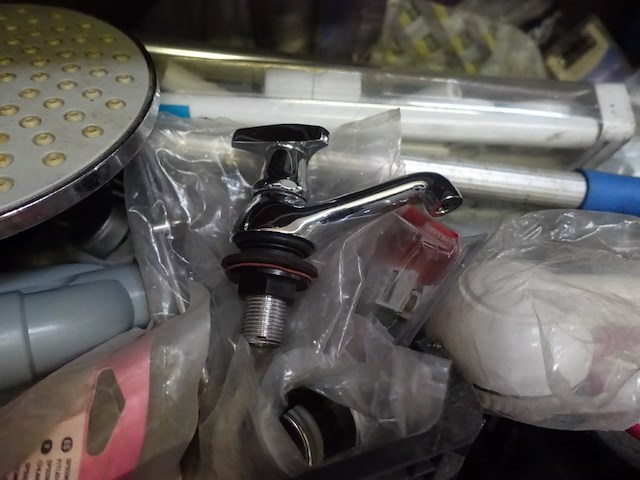 2 bakken sanitair materiaal - afbeelding 4 van  16