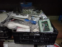 2 bakken sanitair materiaal - afbeelding 10 van  16