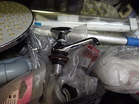 2 bakken sanitair materiaal - afbeelding 11 van  16