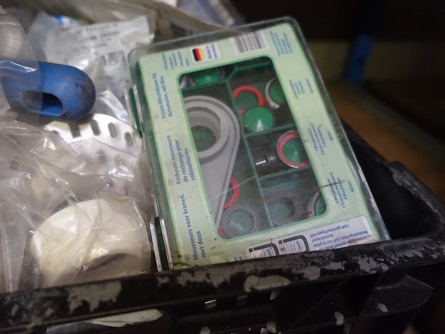 2 bakken sanitair materiaal - afbeelding 12 van  16