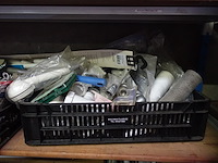 2 bakken sanitair materiaal - afbeelding 13 van  16