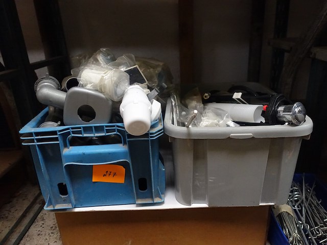 2 bakken sanitair materiaal - afbeelding 1 van  4