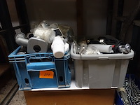 2 bakken sanitair materiaal - afbeelding 1 van  4