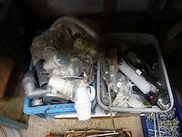 2 bakken sanitair materiaal - afbeelding 2 van  4