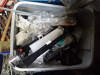 2 bakken sanitair materiaal - afbeelding 3 van  4