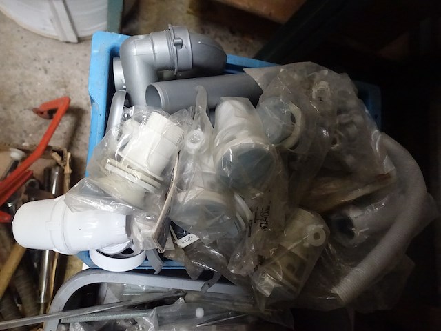 2 bakken sanitair materiaal - afbeelding 4 van  4