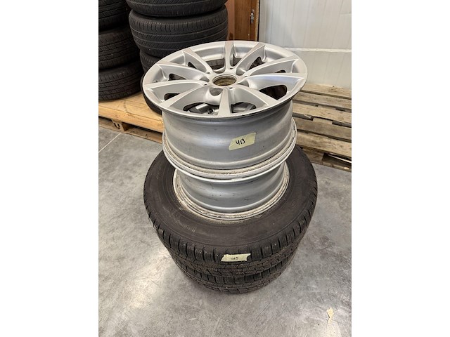 2 banden + 4 velgen volkswagen transporter - afbeelding 1 van  3