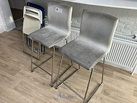 2 barkrukken met 2 klapstoelen