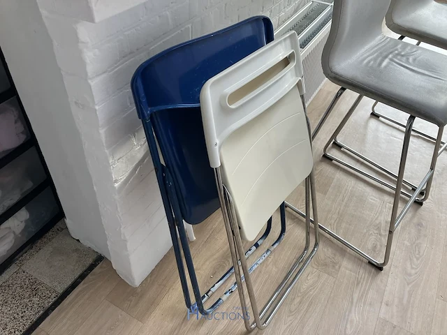 2 barkrukken met 2 klapstoelen - afbeelding 2 van  2