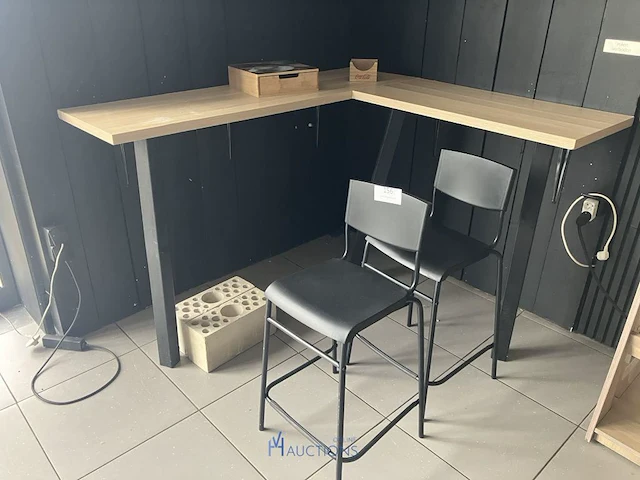 2 barkrukken met barhoektafel - afbeelding 1 van  4
