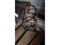2 basketbalringen op vlaggenmasten