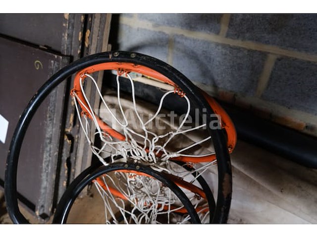 2 basketbalringen op vlaggenmasten - afbeelding 5 van  5