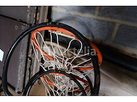 2 basketbalringen op vlaggenmasten - afbeelding 5 van  5