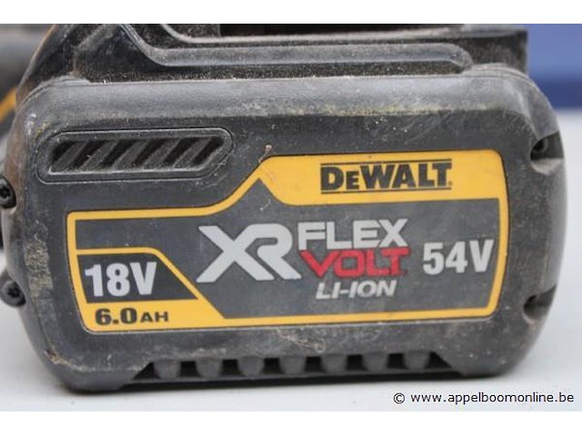 2 batterijen plus oplader dewalt, werking niet gekend - afbeelding 2 van  3