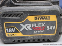 2 batterijen plus oplader dewalt, werking niet gekend - afbeelding 2 van  3