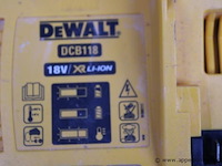 2 batterijen plus oplader dewalt, werking niet gekend - afbeelding 3 van  3