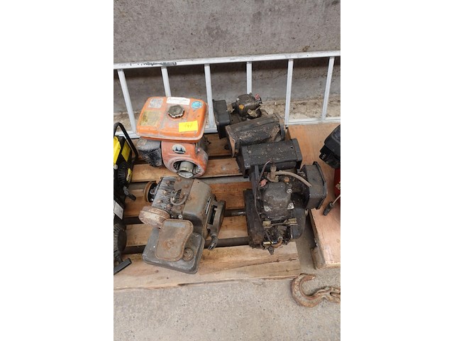 2 benzinemotoren en 2 dieselmotoren (na te zien) - afbeelding 1 van  6