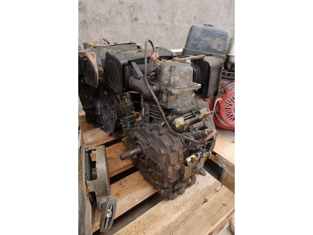 2 benzinemotoren en 2 dieselmotoren (na te zien) - afbeelding 3 van  6