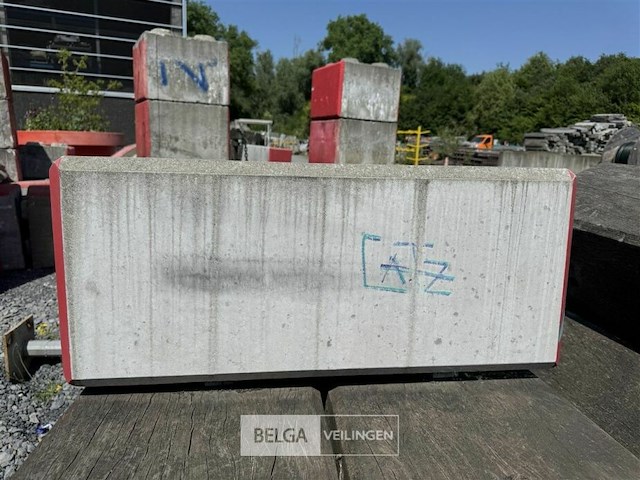 2 betonnen balken afm ± 088x042x36 - afbeelding 1 van  4