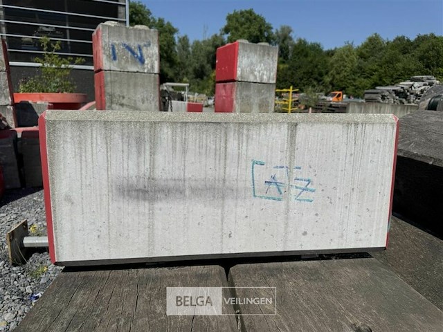 2 betonnen balken afm ± 088x042x36 - afbeelding 2 van  4