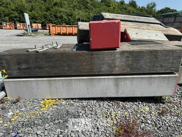 2 betonnen balken afm 265x042x36 - afbeelding 1 van  3