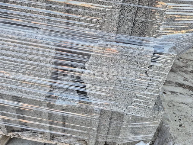 2 betonnen pallets (keystones) - afbeelding 1 van  4