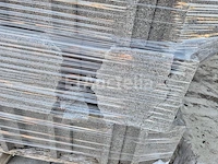 2 betonnen pallets (keystones)