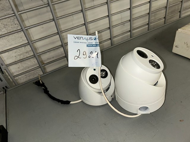 2 beveiligingscamera's - afbeelding 1 van  3