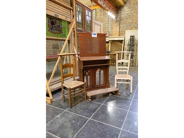 2 bidstoelen en biechtstoel - afbeelding 1 van  2