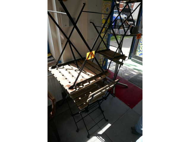 2 bistrotafels en 4 bistrostoelen + 2 barkrukken - afbeelding 1 van  4