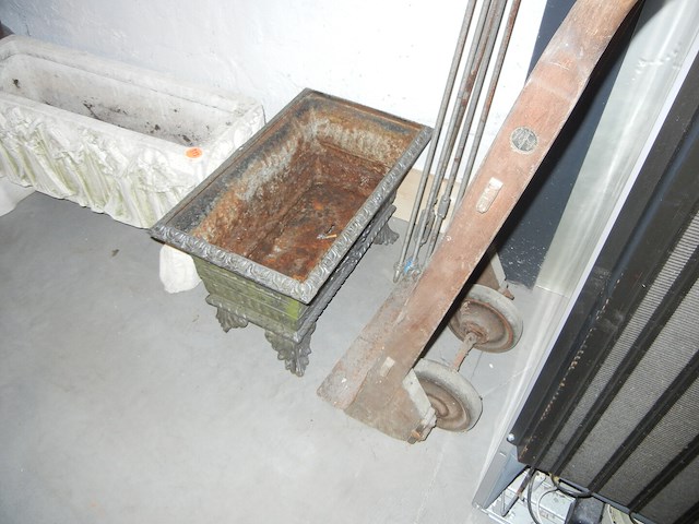 2 bloembakken en zolderkar - afbeelding 2 van  2