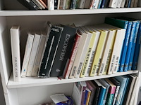 2 boekenkasten met inhoud - afbeelding 1 van  3