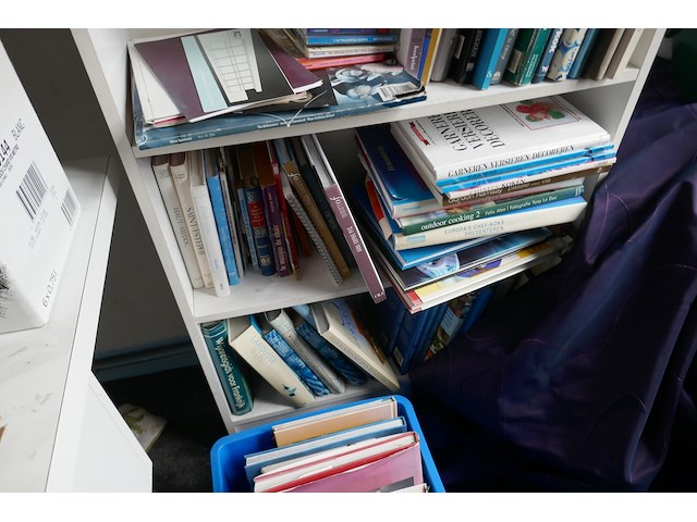 2 boekenkasten met inhoud - afbeelding 2 van  3