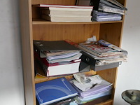 2 boekenkasten met inhoud - afbeelding 3 van  3