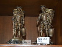 2 bronzen beeldjes op marmeren sokkeltje - afbeelding 1 van  3