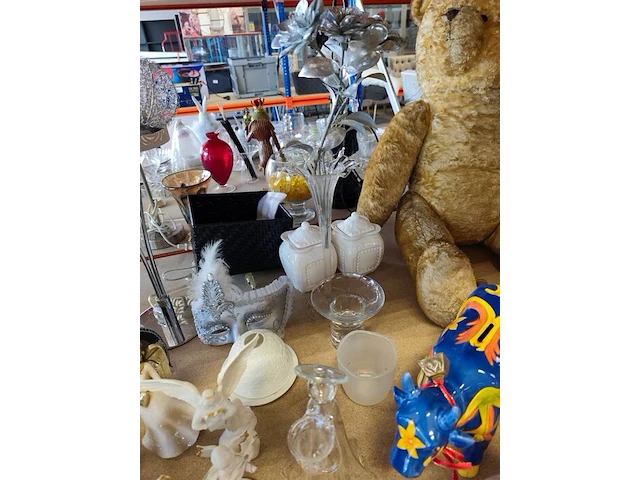 2 bruine teddyberen, ca. 24 sierstukken w.o.: 2 maskers, keramieken spaarpot ducky van pomme pidou,... (volledige legger) - afbeelding 3 van  12