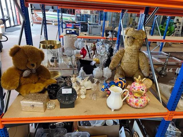 2 bruine teddyberen, ca. 24 sierstukken w.o.: 2 maskers, keramieken spaarpot ducky van pomme pidou,... (volledige legger) - afbeelding 1 van  12