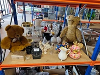 2 bruine teddyberen, ca. 24 sierstukken w.o.: 2 maskers, keramieken spaarpot ducky van pomme pidou,... (volledige legger)
