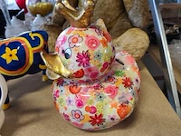 2 bruine teddyberen, ca. 24 sierstukken w.o.: 2 maskers, keramieken spaarpot ducky van pomme pidou,... (volledige legger) - afbeelding 5 van  12