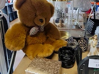 2 bruine teddyberen, ca. 24 sierstukken w.o.: 2 maskers, keramieken spaarpot ducky van pomme pidou,... (volledige legger) - afbeelding 8 van  12