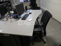 2 bureaus en bureaustoelen - afbeelding 2 van  19