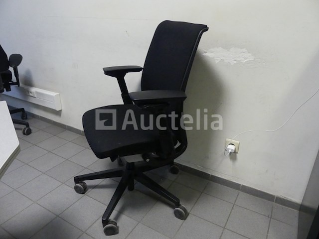 2 bureaus en bureaustoelen - afbeelding 3 van  19