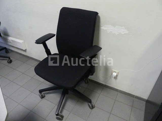 2 bureaus en bureaustoelen - afbeelding 4 van  19