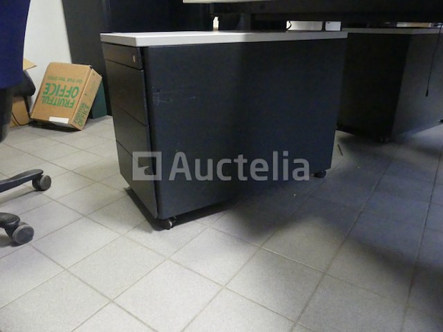 2 bureaus en bureaustoelen - afbeelding 5 van  19