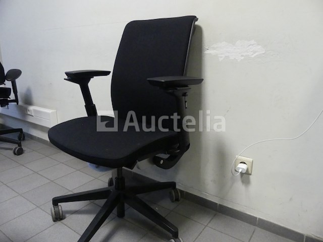 2 bureaus en bureaustoelen - afbeelding 7 van  19