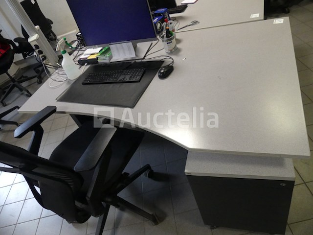 2 bureaus en bureaustoelen - afbeelding 8 van  19