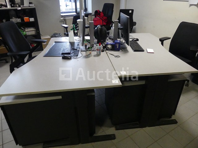 2 bureaus en bureaustoelen - afbeelding 9 van  19