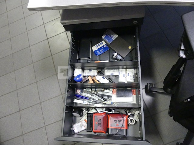 2 bureaus en bureaustoelen - afbeelding 10 van  19